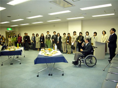 �������E��u��4