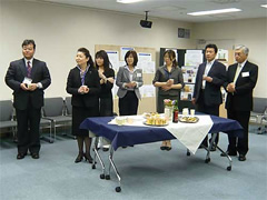 �������E��u��