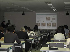 �������E��u��