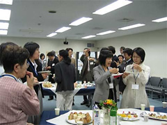 �������E��u��